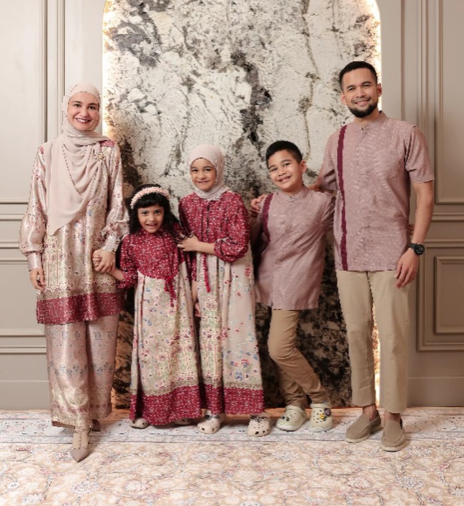 Tampil memesona dalam balutan busana muslim yang serasi, putri Shireen Sungkar dan Teuku Wisnu sukses mencuri perhatian netizen lewat gaya hijabnya yang terlihat simpel namun tetap santun dan menggemaskan. Foto: Dok. Instagram @shireensungkar dan @shibyshireen.