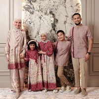 Tampil memesona dalam balutan busana muslim yang serasi, putri Shireen Sungkar dan Teuku Wisnu sukses mencuri perhatian netizen lewat gaya hijabnya yang terlihat simpel namun tetap santun dan menggemaskan. Foto: Dok. Instagram @shireensungkar dan @shibyshireen.