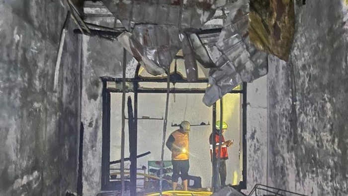 Sisa puing akibat kebakaran pada rumah di Jalan Kembang Kerep, RT 5/RW 2 Meruya Utara, Kembangan, Jakarta Barat pada Senin (23/3/2026) malam. (ANTARA/HO-Sudin Gulkarmat Jakbar)