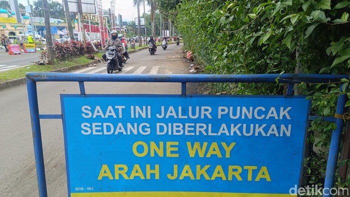 Sistem one way arah Jakarta diterapkan di Jalur Puncak Bogor, Selasa (24/3/2026) siang. (Rizky Adha/detikcom)