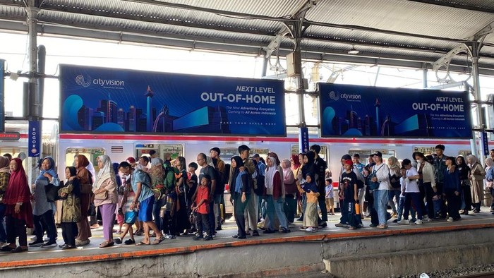 Situasi padat penumpang KRL di Stasiun Bogor pada Selasa (24/3/2026)