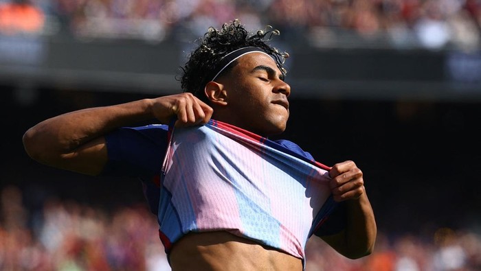 Soccer Football - LaLiga - FC Barcelona v Rayo Vallecano - Spotify Camp Nou, Barcelona, Spain - March 22, 2026 FC Barcelonas Lamine Yamal reacts after missing a chance to score REUTERS/Albert Gea