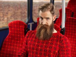 Mirip Bunglon, Fotografer Tangkap Momen Orang-orang Menyatu dengan Sekitarnya