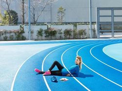 Mirip Bunglon, Fotografer Tangkap Momen Orang-orang Menyatu dengan Sekitarnya