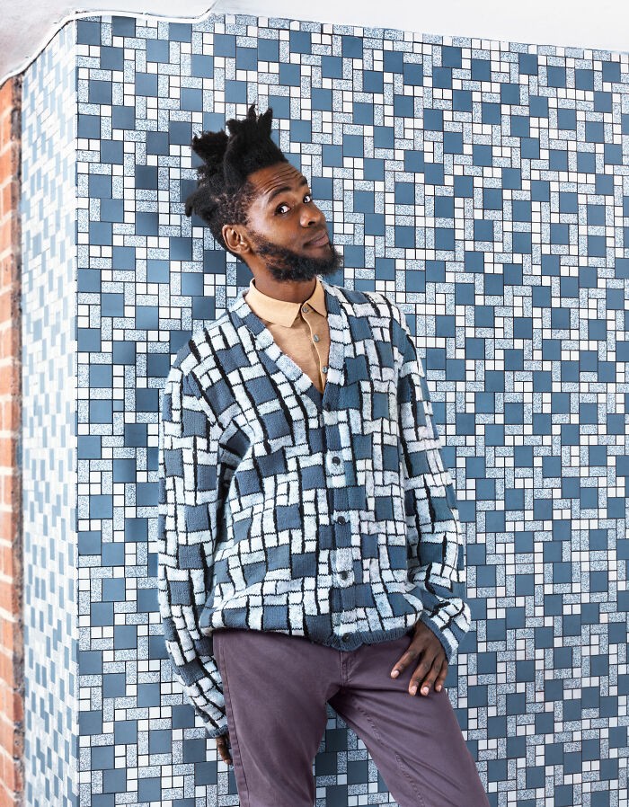 Mirip Bunglon, Fotografer Tangkap Momen Orang-orang Menyatu dengan Sekitarnya