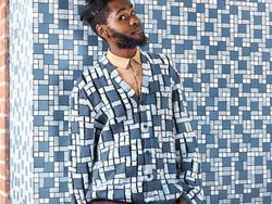 Mirip Bunglon, Fotografer Tangkap Momen Orang-orang Menyatu dengan Sekitarnya