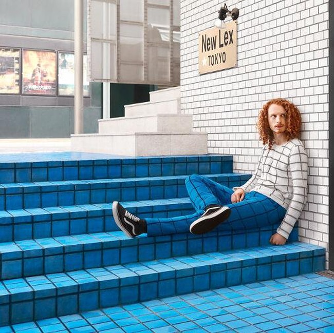 Mirip Bunglon, Fotografer Tangkap Momen Orang-orang Menyatu dengan Sekitarnya