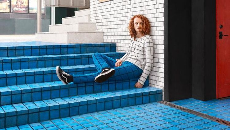 Mirip Bunglon, Fotografer Tangkap Momen Orang-orang Menyatu dengan Sekitarnya