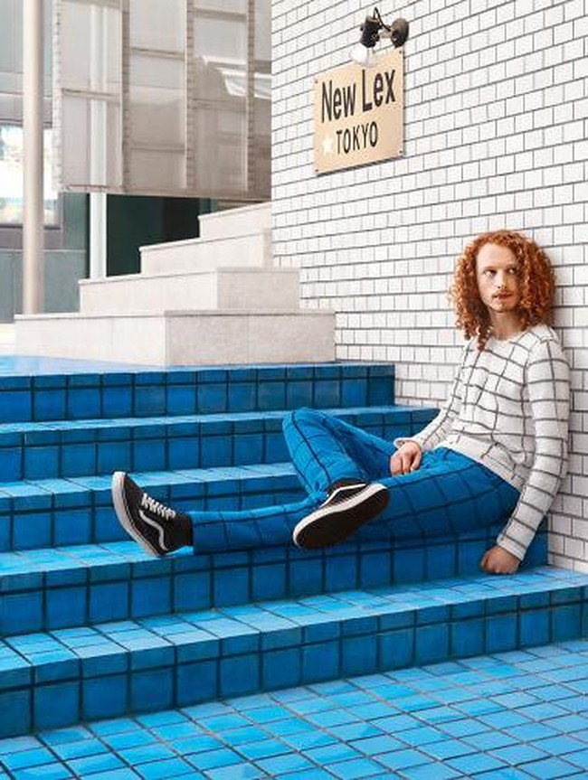 Mirip Bunglon, Fotografer Tangkap Momen Orang-orang Menyatu dengan Sekitarnya