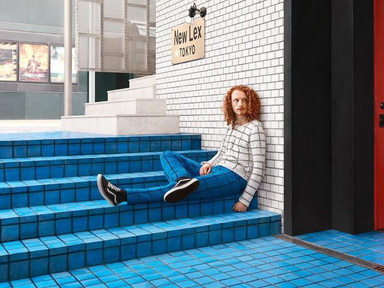 Mirip Bunglon, Fotografer Tangkap Momen Orang-orang Menyatu dengan Sekitarnya