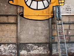 Mirip Bunglon, Fotografer Tangkap Momen Orang-orang Menyatu dengan Sekitarnya