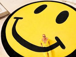 Mirip Bunglon, Fotografer Tangkap Momen Orang-orang Menyatu dengan Sekitarnya