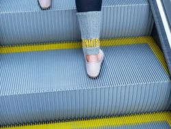 Mirip Bunglon, Fotografer Tangkap Momen Orang-orang Menyatu dengan Sekitarnya