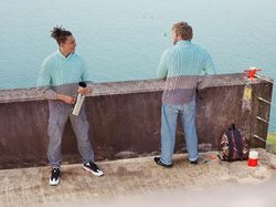 Mirip Bunglon, Fotografer Tangkap Momen Orang-orang Menyatu dengan Sekitarnya