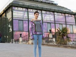 Mirip Bunglon, Fotografer Tangkap Momen Orang-orang Menyatu dengan Sekitarnya