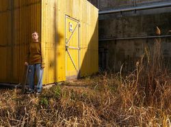 Mirip Bunglon, Fotografer Tangkap Momen Orang-orang Menyatu dengan Sekitarnya