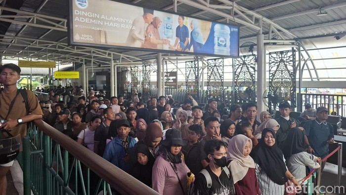 Suasana antrean penumpang KRL Jogja-Solo di Stasiun Tugu Jogja, Selasa (24/3/2026).