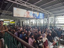 Antrean Penumpang KRL Jogja-Solo Membeludak di Stasiun Tugu Sore Ini