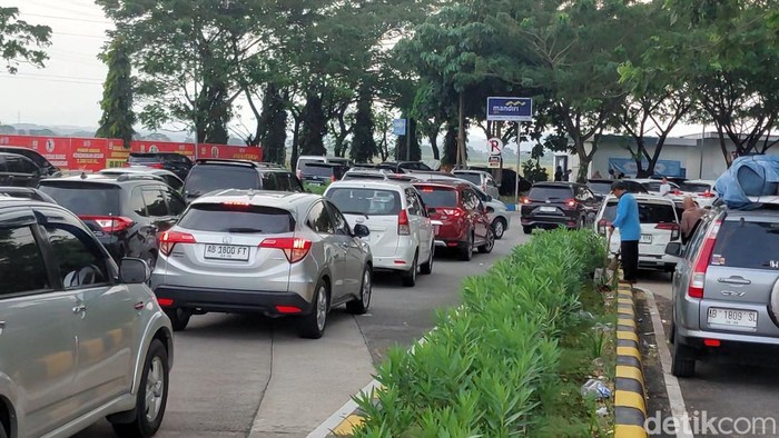 Suasana di rest area Tol Cipali.