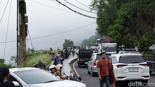 Suasana kepadatan lalu lintas kendaraan wisatawan di persimpangan Pasar Seni Geopark Batur - Anjungan Kintamani, Bangli, Sabtu (21/3/2026)