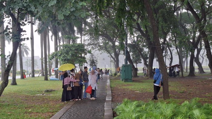 Suasana Monas yang ramai pengunjung meski gerimis turun, Selasa (24/3/2026).