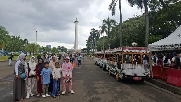 Suasana Monas yang ramai pengunjung meski gerimis turun, Selasa (24/3/2026).