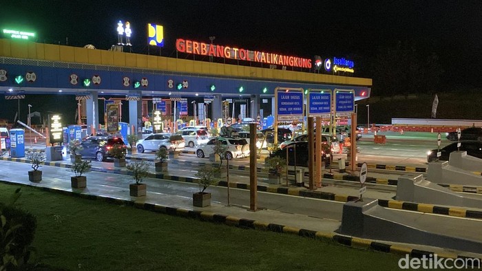 Suasana pemudik  di Gerbang Tol Kalikangkung, Kecamatan Ngaliyan, Kota Semarang, Selasa (24/3/2026).