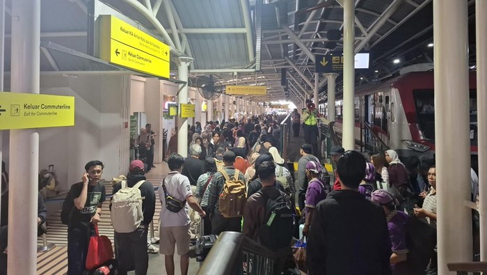 Suasana pemudik di Stasiun Tugu Jogja, Selasa (24/3/2026).