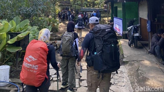 Suasana jalur pendakian Lawu Via Candi Cetho, Kecamatan Jenawi, Kabupaten Karanganyar, Selasa (24/3/2026)