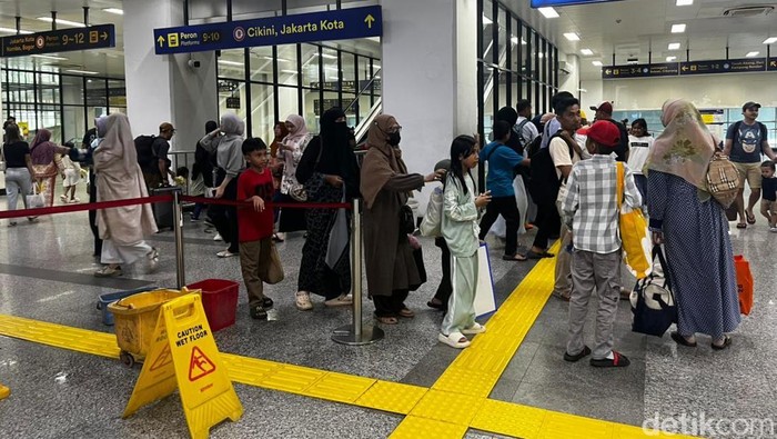 Suasana Stasiun Manggarai dipadati aktivitas penumpang yang berwisata hingga balik mudik Lebaran. (Ondang/detikcom)