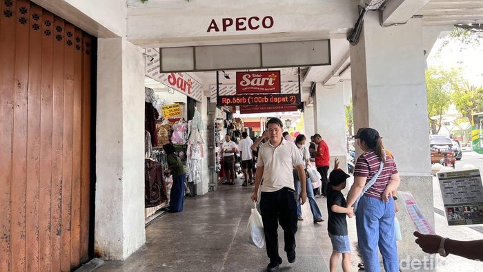 Suasana di toko oleh-oleh kawasan Malioboro, Kota Jogja, Selasa (24/3/2026).