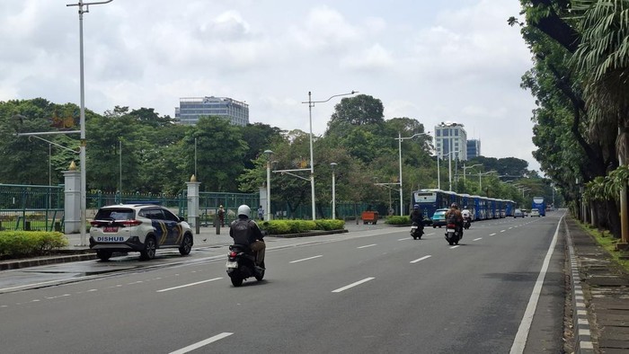 Tak ada kendaraan yang parkir di bahu jalan sekitar kawasan Monas