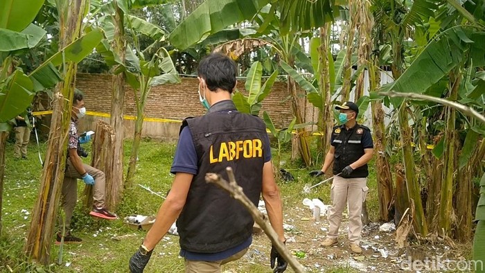 Labfot Polda Jateng olah TKP ledakan petasan di Pekalongan, Selasa (24/3/2026).