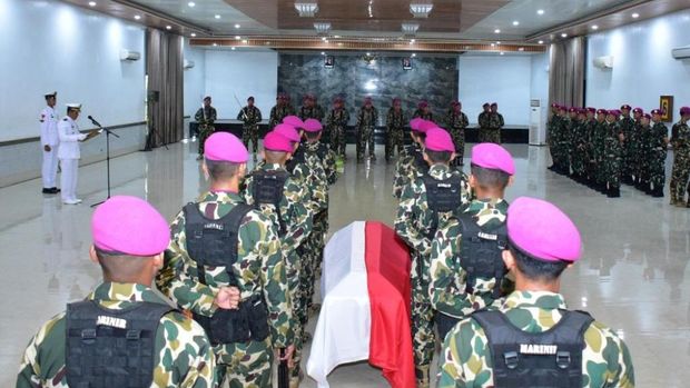 TNI AL melaksanakan upacara pelepasan jenazah Pratu Marinir Anumerta Elki Saputra yang gugur dalam kontak tembak di Maybrat, Papua Barat Daya.