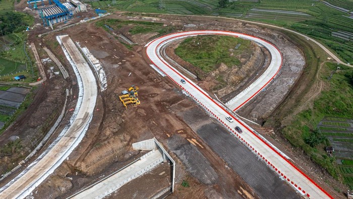 Kendaraan roda empat melaju memasuki gerbang tol Ambarawa jalur B, Tol Trans Jawa, Kabupaten Semarang, Jawa Tengah, Selasa (24/3/2026). Pada H+2 Lebaran, PT Jasa Marga Jogja-Bawen membuka Tol Fungsional Jalur B Ambarawa-GT Bawen sejak Selasa (24/3) pukul 07:00 WIB - 17:00 WIB secara fungsional guna memperlancar arus balik kendaraan roda empat dari arah Jalan Arteri Nasional DI Yogyakarta - Semarang menuju sejumlah wilayah di Jawa Tengah bagian barat, DKI Jakarta dan Jawa Barat. ANTARA FOTO/Aji Styawan/agr