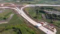 Tol fungsional jalur B Ambarawa-Bawen dibuka untuk mendukung arus balik Lebaran. Tol dibuka sejak Selasa (24/3) pukul 07:00 WIB - 17:00 WIB secara fungsional guna memperlancar arus balik kendaraan roda empat dari arah Jalan Arteri Nasional DI Yogyakarta - Semarang. Foto: ANTARA FOTO/Aji Styawan