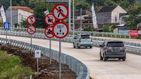 Kendaraan roda empat melaju memasuki gerbang tol Ambarawa jalur B, Tol Trans Jawa, Kabupaten Semarang, Jawa Tengah, Selasa (24/3/2026). Foto: ANTARA FOTO/Aji Styawan