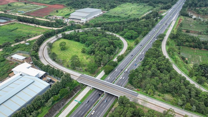 Sejumlah kendaraan melintas saat penerapan rekayasa lalu lintas satu arah atau one way nasional di ruas Tol Cikopo-Palimanan, Subang, Jawa Barat, Selasa (24/3/2026). Pemerintah menerapkan rekayasa lalu lintas satu arah mulai dari KM 414 GT Kalikangkung hingga KM 70 Tol Jakarta-Cikampek (Japek) yang berlaku mulai 24 Maret hingga 29 Maret 2026 untuk mengantisipasi kemacetan puncak arus balik Lebaran 2026 yang diprediksi terjadi pada Selasa (24/3). ANTARA FOTO/Fauzan/nym.