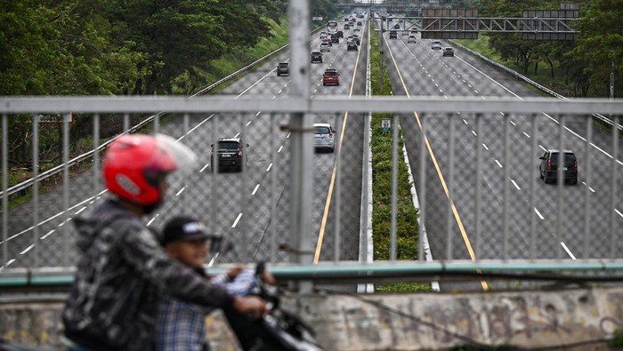 Sejumlah kendaraan melintas saat penerapan rekayasa lalu lintas satu arah atau one way nasional di ruas Tol Cikopo-Palimanan, Subang, Jawa Barat, Selasa (24/3/2026). Pemerintah menerapkan rekayasa lalu lintas satu arah mulai dari KM 414 GT Kalikangkung hingga KM 70 Tol Jakarta-Cikampek (Japek) yang berlaku mulai 24 Maret hingga 29 Maret 2026 untuk mengantisipasi kemacetan puncak arus balik Lebaran 2026 yang diprediksi terjadi pada Selasa (24/3). ANTARA FOTO/Fauzan/nym.