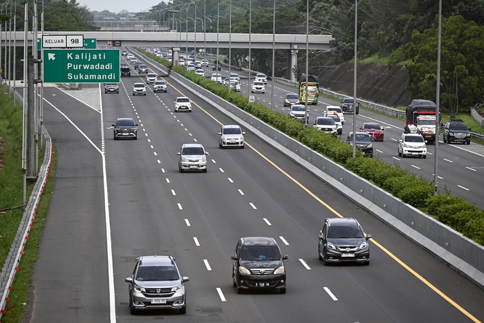 Sejumlah kendaraan melintas saat penerapan rekayasa lalu lintas satu arah atau one way nasional di ruas Tol Cikopo-Palimanan, Subang, Jawa Barat, Selasa (24/3/2026). Pemerintah menerapkan rekayasa lalu lintas satu arah mulai dari KM 414 GT Kalikangku
