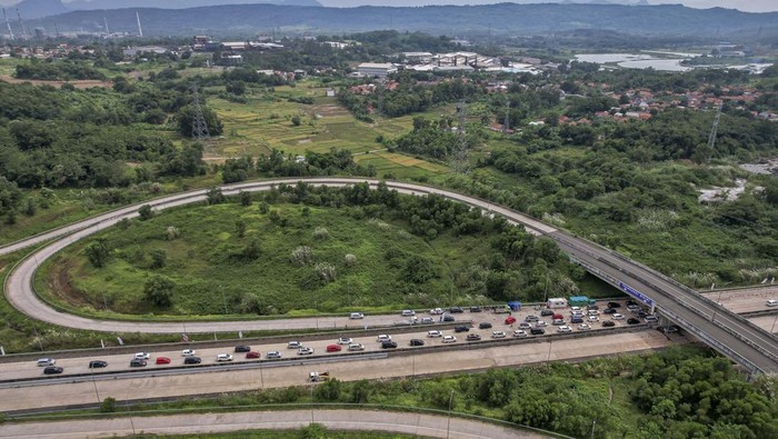 Sejumlah kendaraan antre memasuki Gerbang Tol Kutanegara di Kabupaten Karawang, Jawa Barat, Selasa (24/3/2026). PT Jasamarga Japek Selatan membuka Tol Jakarta - Cikampek (Japek) II Selatan sepanjang sekitar 53 kilometer secara fungsional bagi kendaraan yang mengarah ke Jakarta khususnya dari wilayah Bandung dan sekitarnya untuk mendukung kelancaran arus balik Idul Fitri 1447 H. ANTARA FOTO/Abdan Syakura/nym.