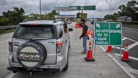 Petugas mengarahkan pengendara yang akan memasuki ruas Tol Jakarta-Cikampek II Selatan di Kabupaten Purwakarta, Jawa Barat, Selasa (24/3/2026). Foto: ANTARA FOTO/Abdan Syakura