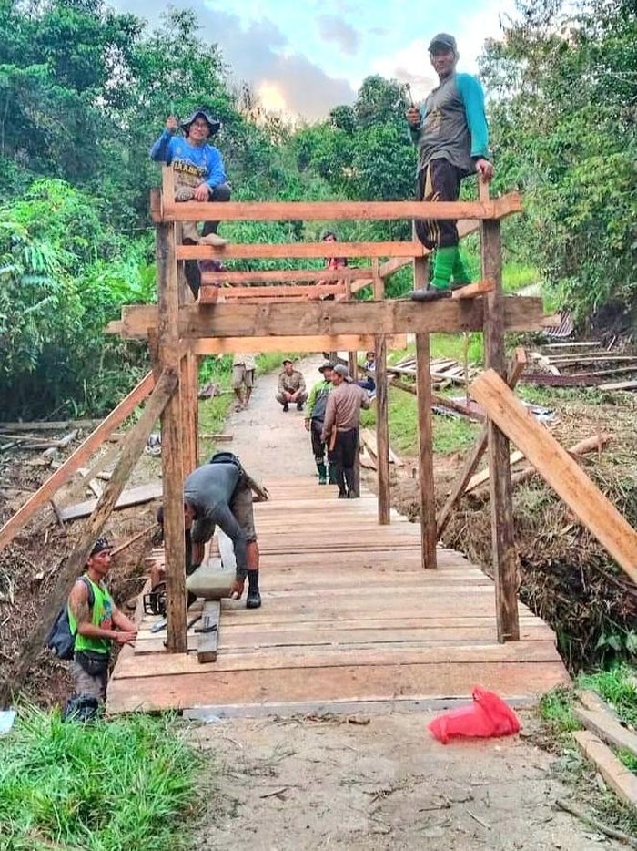 Warga Ba Liku memperbaiki jembatan
