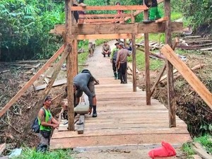 Warga Nunukan Swadaya Perbaiki Jembatan Vital, Ada yang Sumbang Uang-Donat
