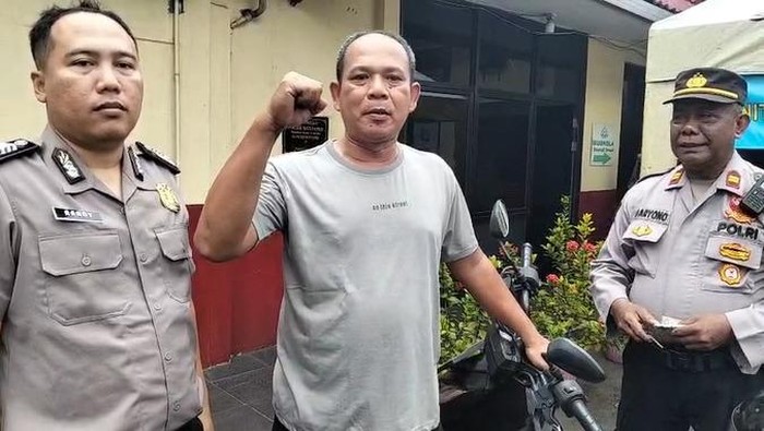 Warga Batu Ceper mengambil motornya yang dititip di Polsek Batu Ceper selama pergi mudik (dok.istimewa)