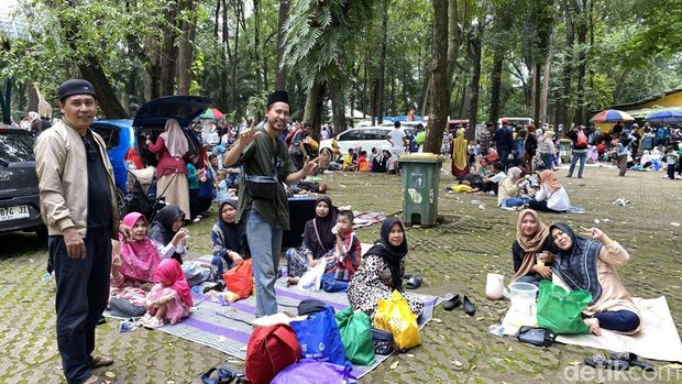Warga Cakung, Muslim, memboyong 22 anggota keluarganya ke Ragunan dengan menyewa 2 angkot.