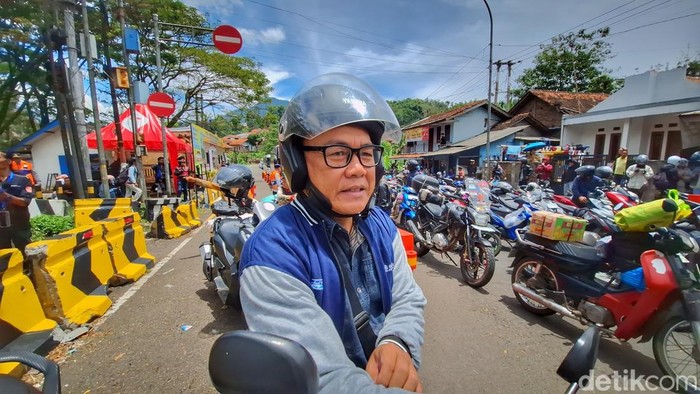 Warga Ujungberung, Andreas (55) saat terjebak pemendingan di depan Pos Pengamanan Cikaledong, Selasa (24/3/2026).