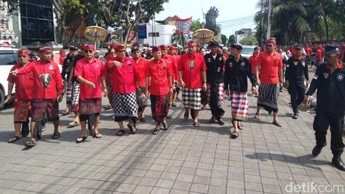 Wayan Koster (tengah) saat tiba di Gedung Kesenian I Ketut Marya, Tabanan, Selasa (24/3/2026).