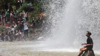 Aliran Sungai Cilemer menjadi daya tarik utama wisata alam tersebut. Foto: ANTARA FOTO/Angga Budhiyanto