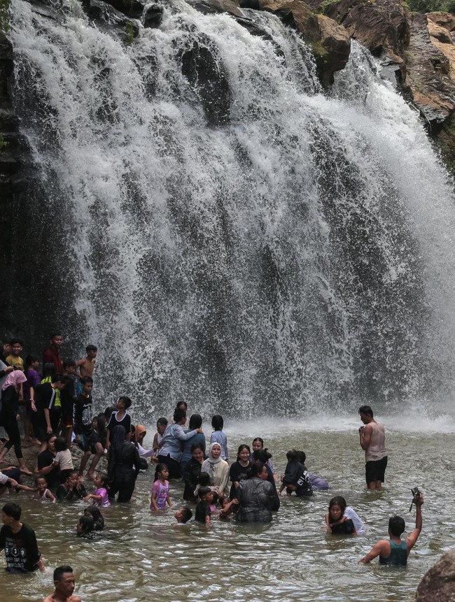 Wisata Alam Curug Goong Diserbu Wisatawan Saat Libur Panjang